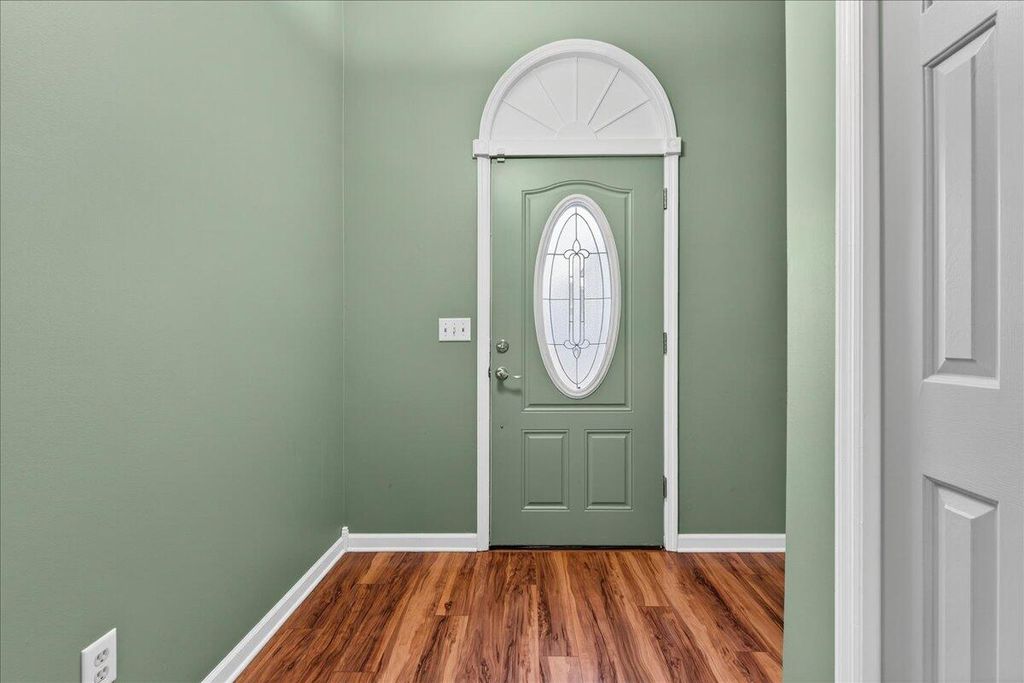 Image 5 of property listing at 201 Ash Court, Summerville, SC 29486