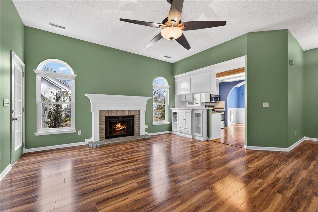 Image 7 of property listing at 201 Ash Court, Summerville, SC 29486