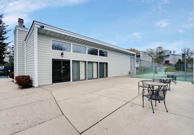 6861 W 82nd Street, Bloomington, MN 55438