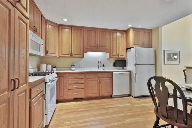 6861 W 82nd Street, Bloomington, MN 55438