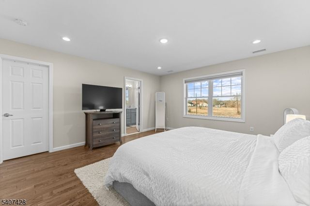 76 Valerie Dr, Manville Boro, NJ 08835