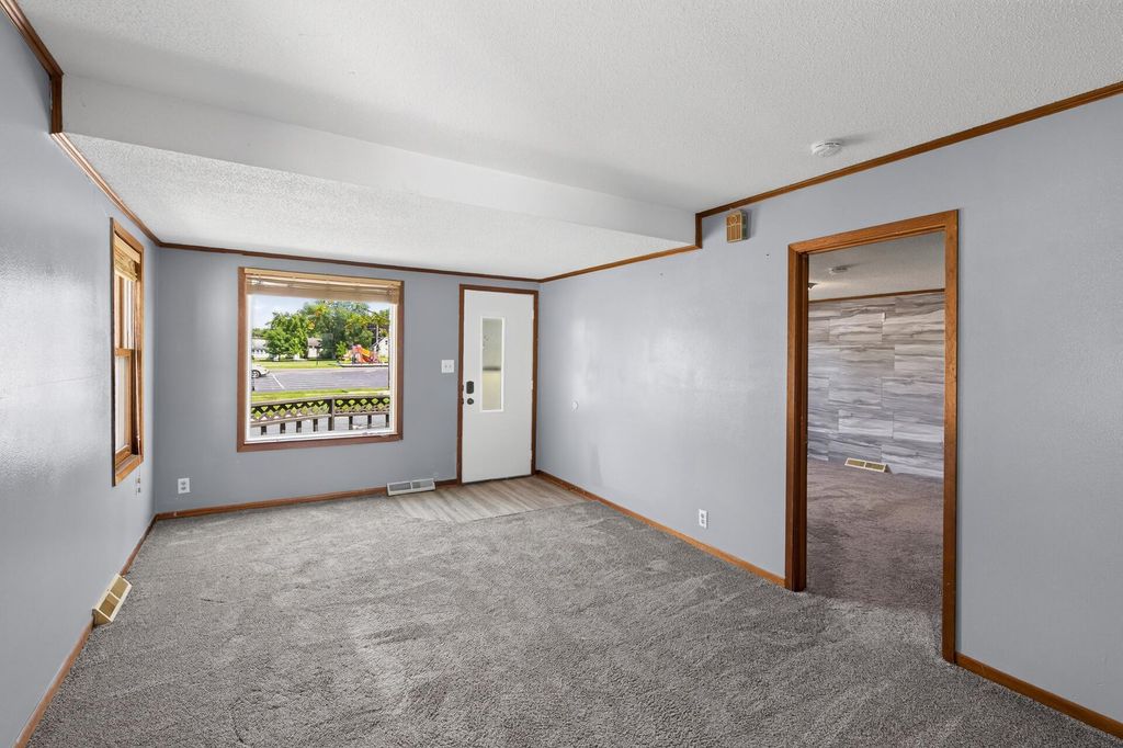 220 N Chestnut Street, Belle Plaine, MN 56011 — photo 2