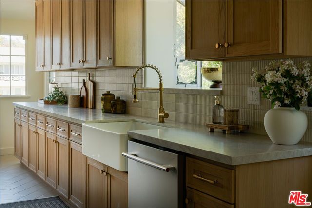 3807 Floresta Way, Los Angeles, CA 90043