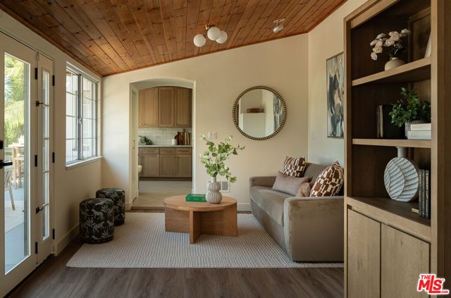 3807 Floresta Way, Los Angeles, CA 90043