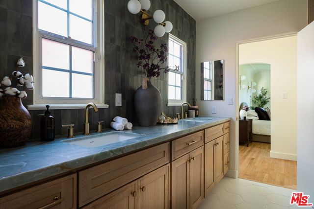 3807 Floresta Way, Los Angeles, CA 90043