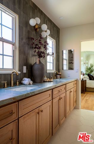 3807 Floresta Way, Los Angeles, CA 90043