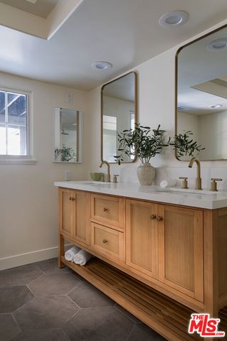 3807 Floresta Way, Los Angeles, CA 90043
