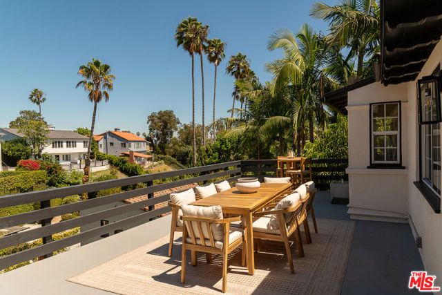 3807 Floresta Way, Los Angeles, CA 90043