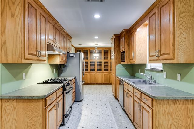 802 Cardinal Road, Mansfield, TX 76063