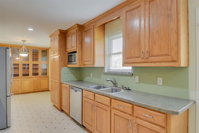 802 Cardinal Road, Mansfield, TX 76063