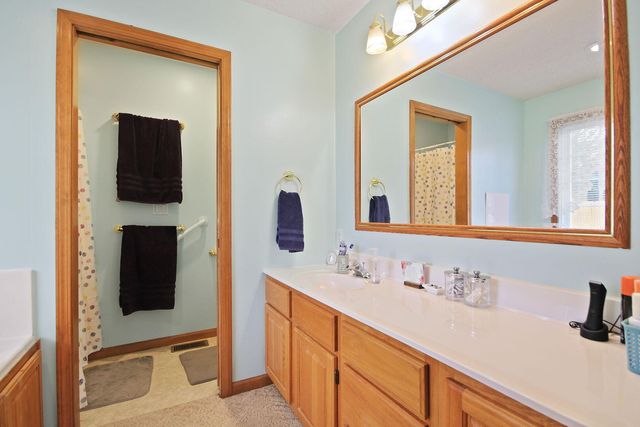 209 W GREEN GABLES DR, Centralia, MO 65240
