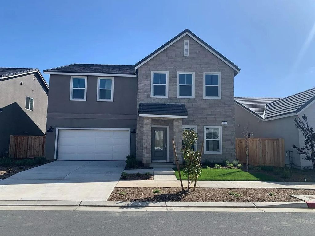 Image 1 of property listing at 1052 Plum Tree Avenue, Clovis, CA 93619