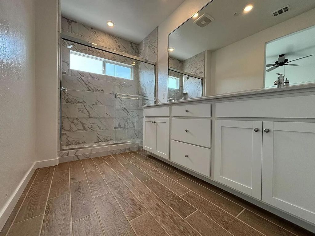 Image 11 of property listing at 1052 Plum Tree Avenue, Clovis, CA 93619