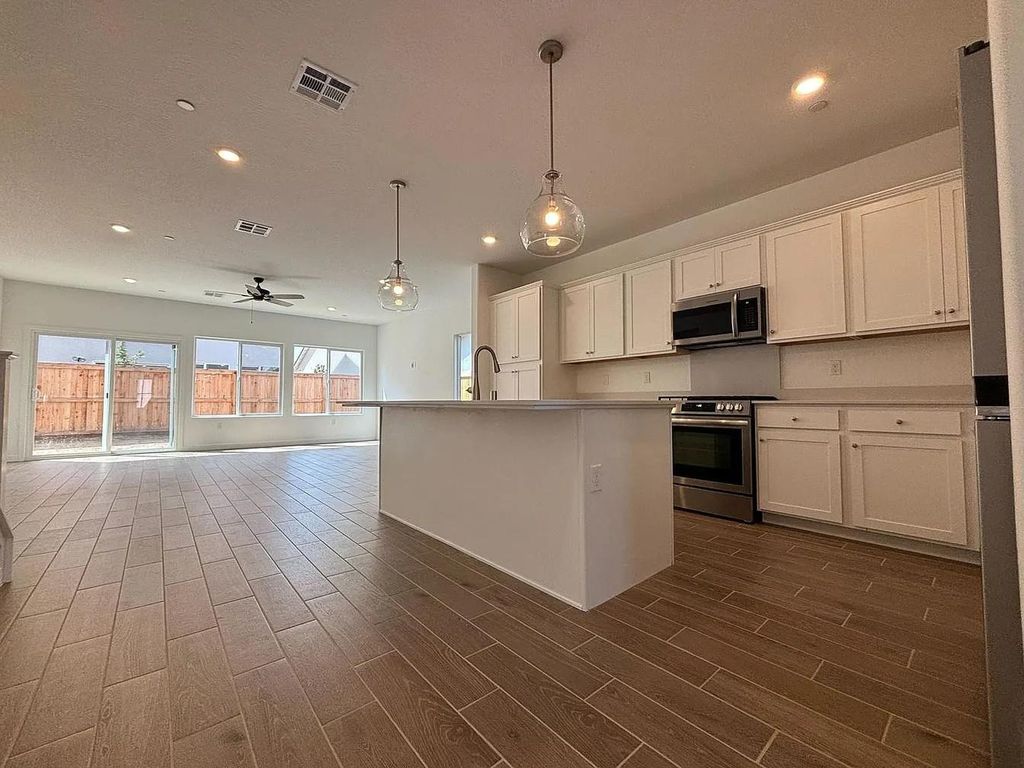 Image 3 of property listing at 1052 Plum Tree Avenue, Clovis, CA 93619