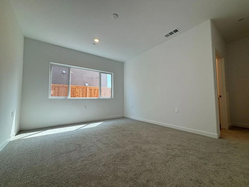 Image 5 of property listing at 1052 Plum Tree Avenue, Clovis, CA 93619