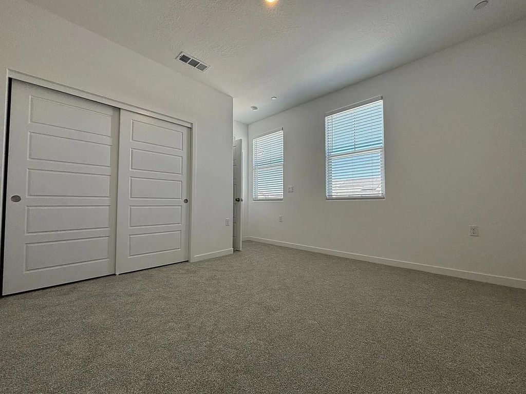 Image 7 of property listing at 1052 Plum Tree Avenue, Clovis, CA 93619