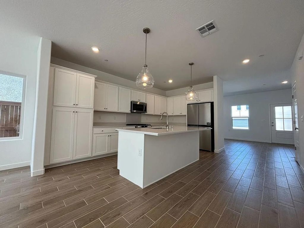 Image 8 of property listing at 1052 Plum Tree Avenue, Clovis, CA 93619