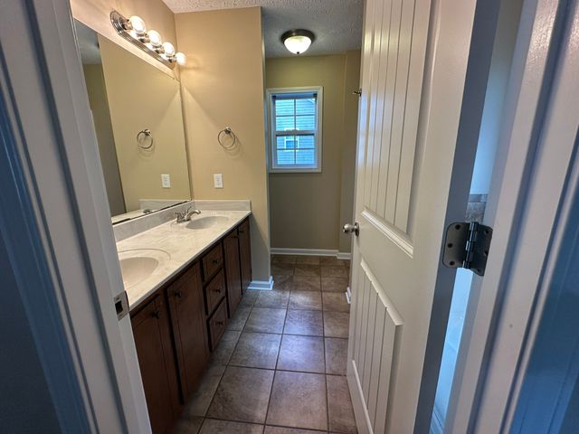 1688 Parkside Dr, Clarksville, TN 37042