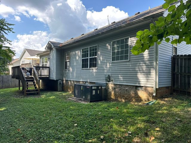 1688 Parkside Dr, Clarksville, TN 37042