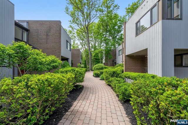 207 Pond Terrace 4D, Twp Of Washington, NJ 07676