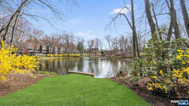 207 Pond Terrace 4D, Twp Of Washington, NJ 07676