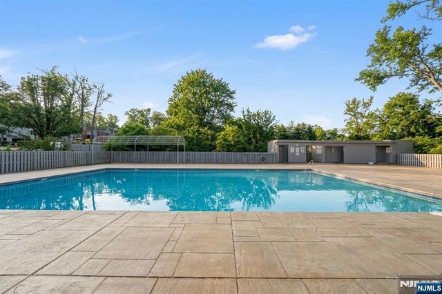 207 Pond Terrace 4D, Twp Of Washington, NJ 07676