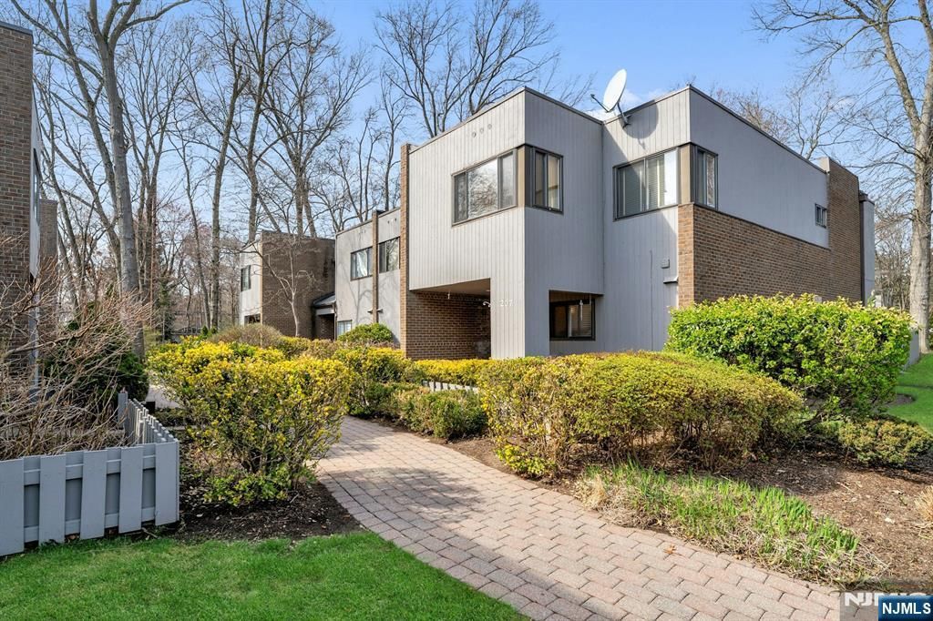 207 Pond Terrace 4D, Twp Of Washington, NJ 07676