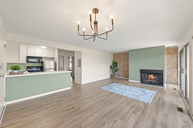 5821 Oakwood Drive A, Lisle, IL 60532