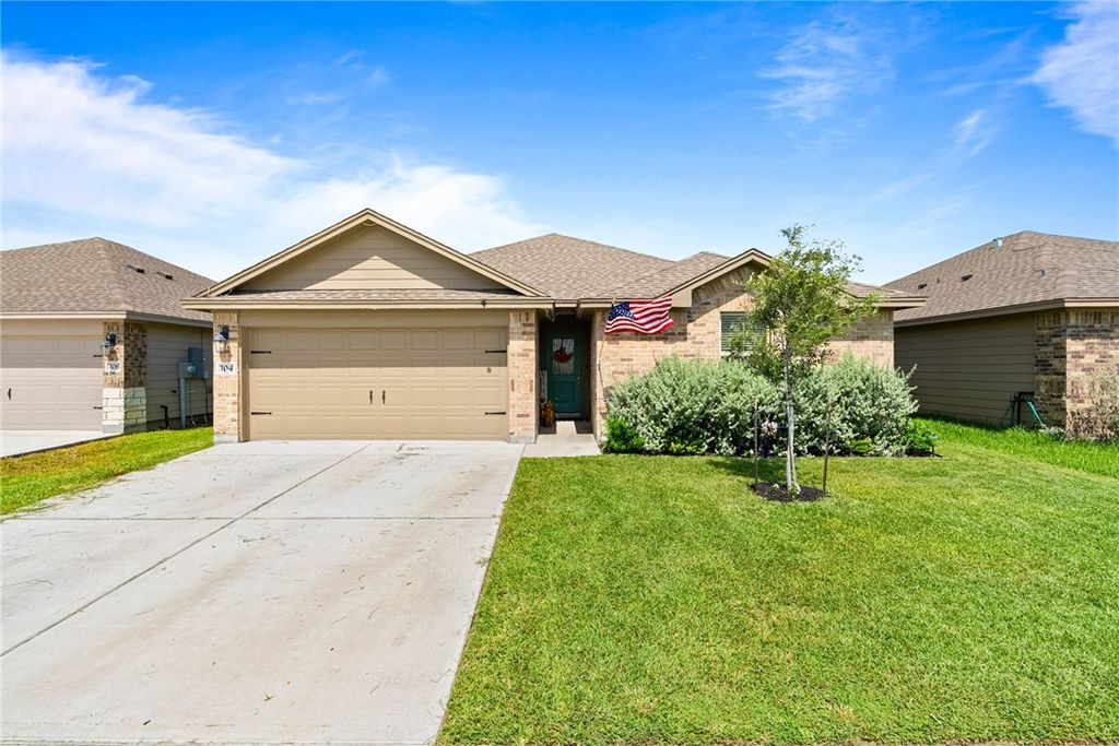 104 Silas St, Sinton, TX 78387 — photo 2