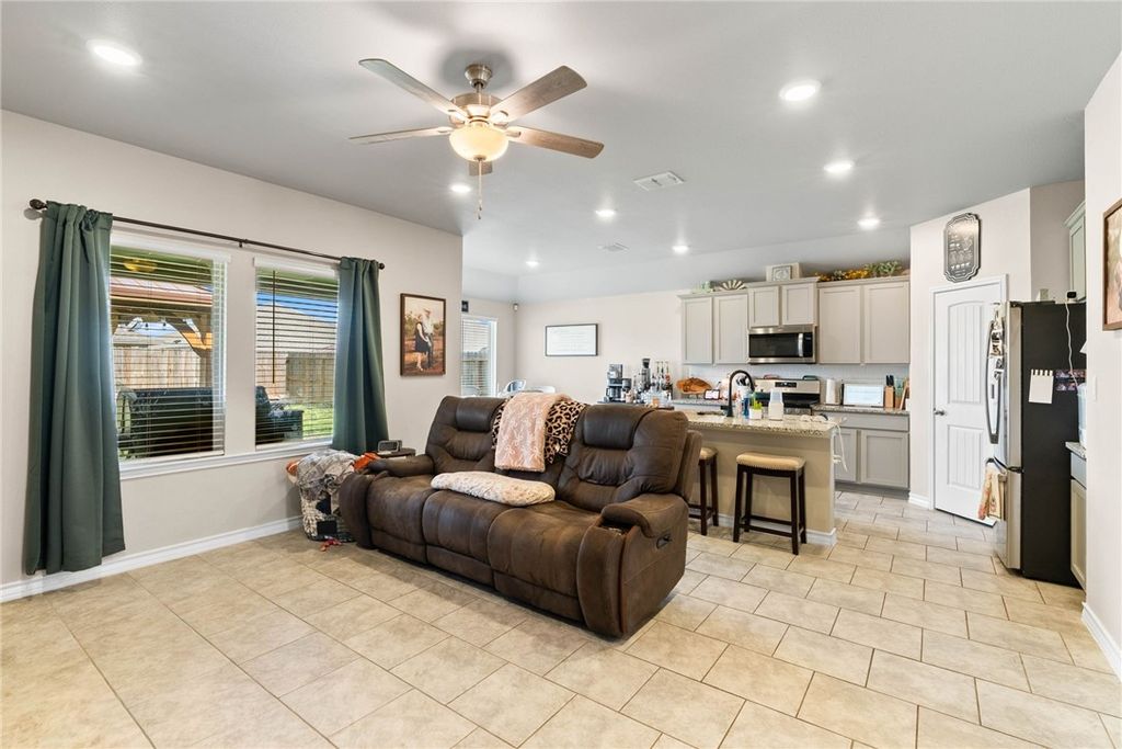 104 Silas St, Sinton, TX 78387 — photo 4