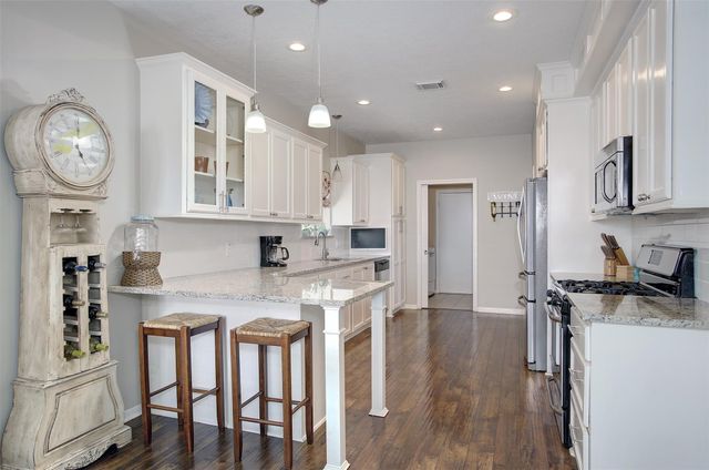 711 Cien Road, Kemah, TX 77565