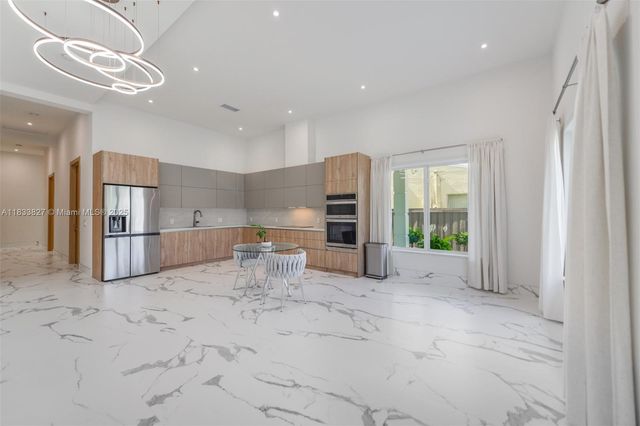 635 SW 9th St 0, Hallandale Beach, FL 33009