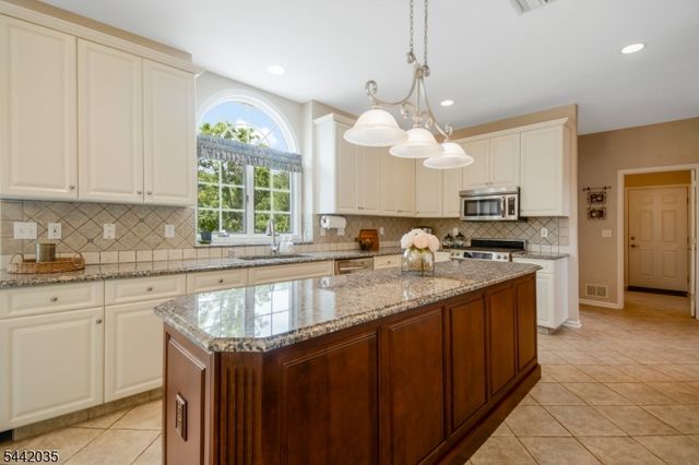 23 Deer Path, Hillsborough Twp., NJ 08844