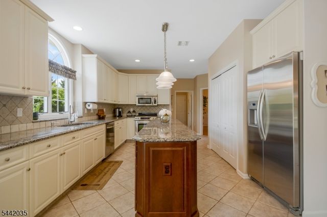 23 Deer Path, Hillsborough Twp., NJ 08844