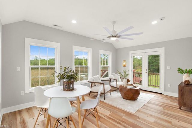 10104 Smiley RD, Hayes, VA 23072