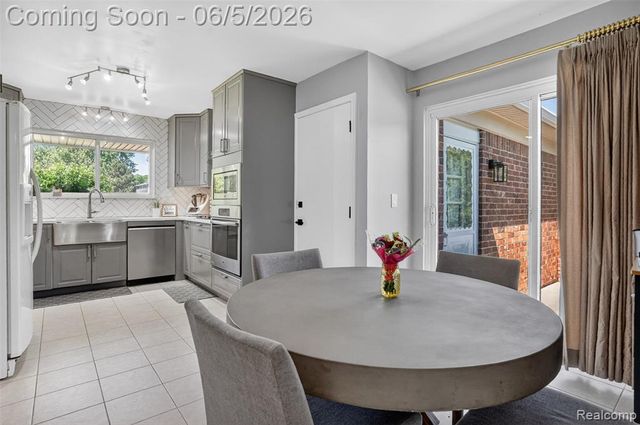 87 Duncan Drive, Troy, MI 48098