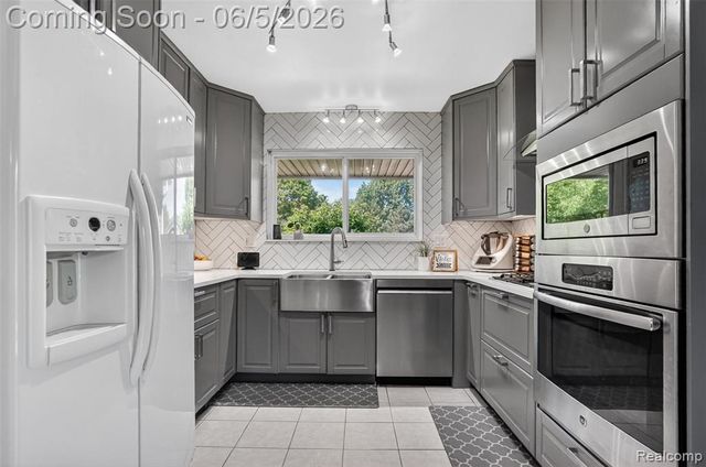 87 Duncan Drive, Troy, MI 48098
