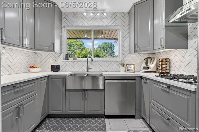 87 Duncan Drive, Troy, MI 48098