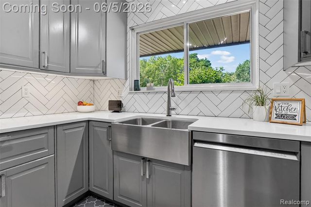 87 Duncan Drive, Troy, MI 48098