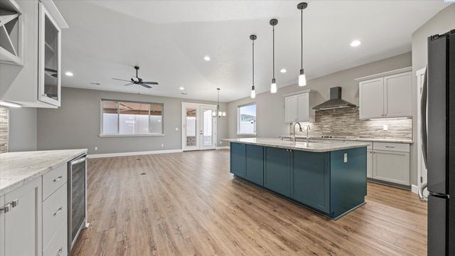 2763 Carefree Loop, West Richland, WA 99353