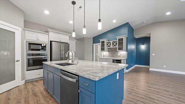 2763 Carefree Loop, West Richland, WA 99353