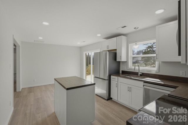 2621 Fairwood Drive SE, Hudson, NC 28638