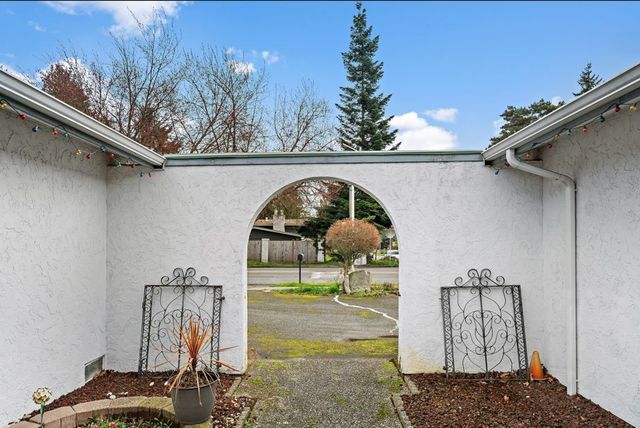 15401 Meridian Avenue N, Shoreline, WA 98133