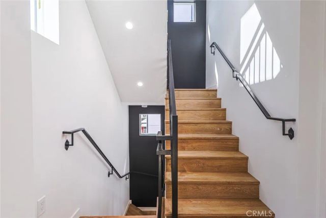 1227 June St, Hollywood, CA 90038