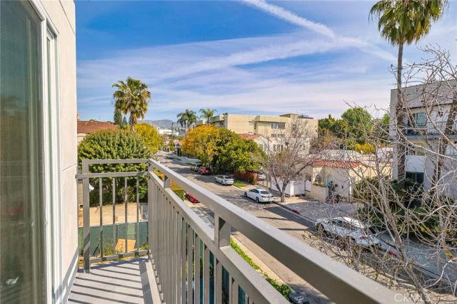 1227 June St, Hollywood, CA 90038