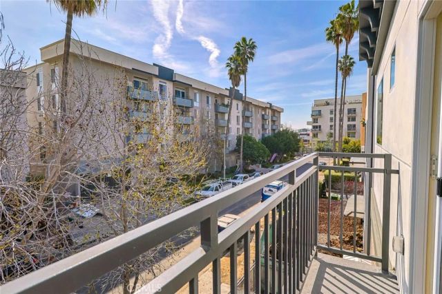 1227 June St, Hollywood, CA 90038