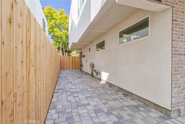 1227 June St, Hollywood, CA 90038