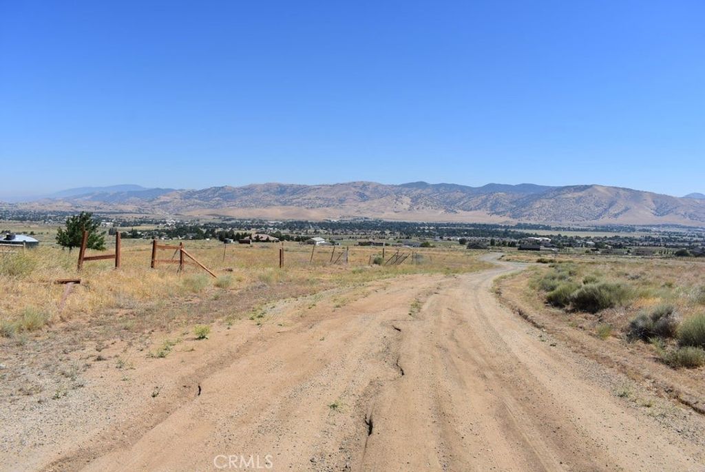 Image 11 of property listing at 19201 Ottawa Drive, Tehachapi, CA 93561