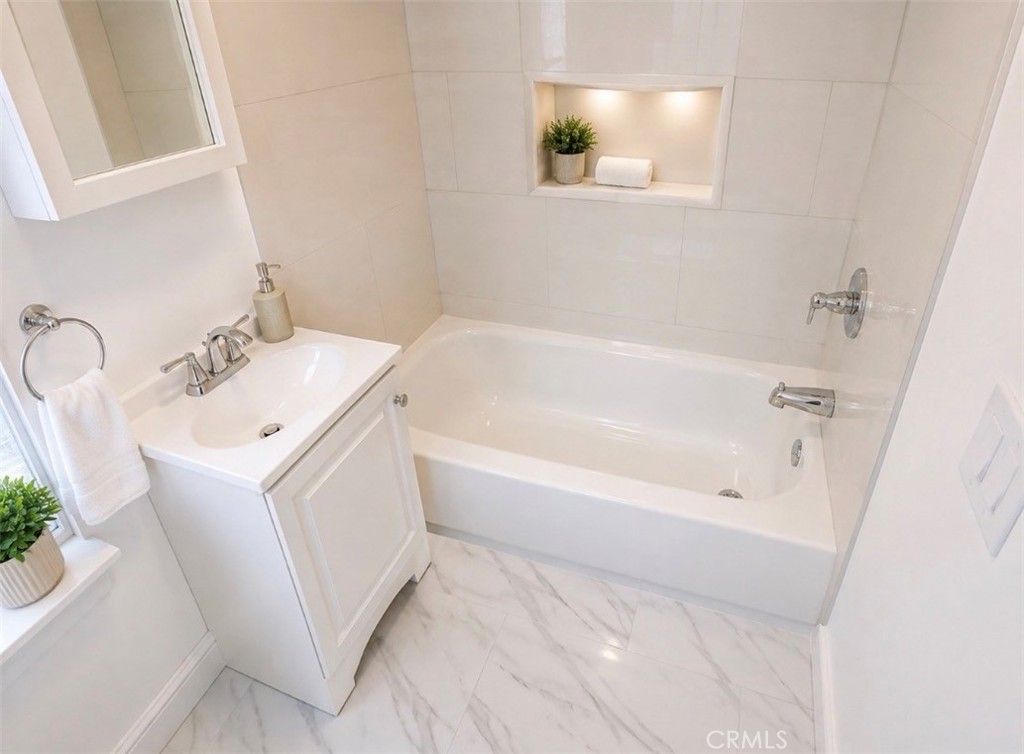 Image 5 of property listing at 4215 S Budlong, Los Angeles, CA 90037