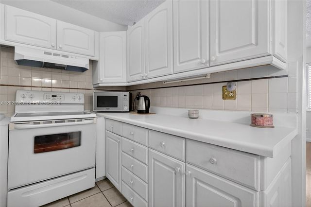 820 SW 11th Avenue 15B, Hallandale Beach, FL 33009